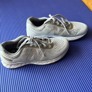 New Balance: women’s size 7 sneakers. Light grey silver colors